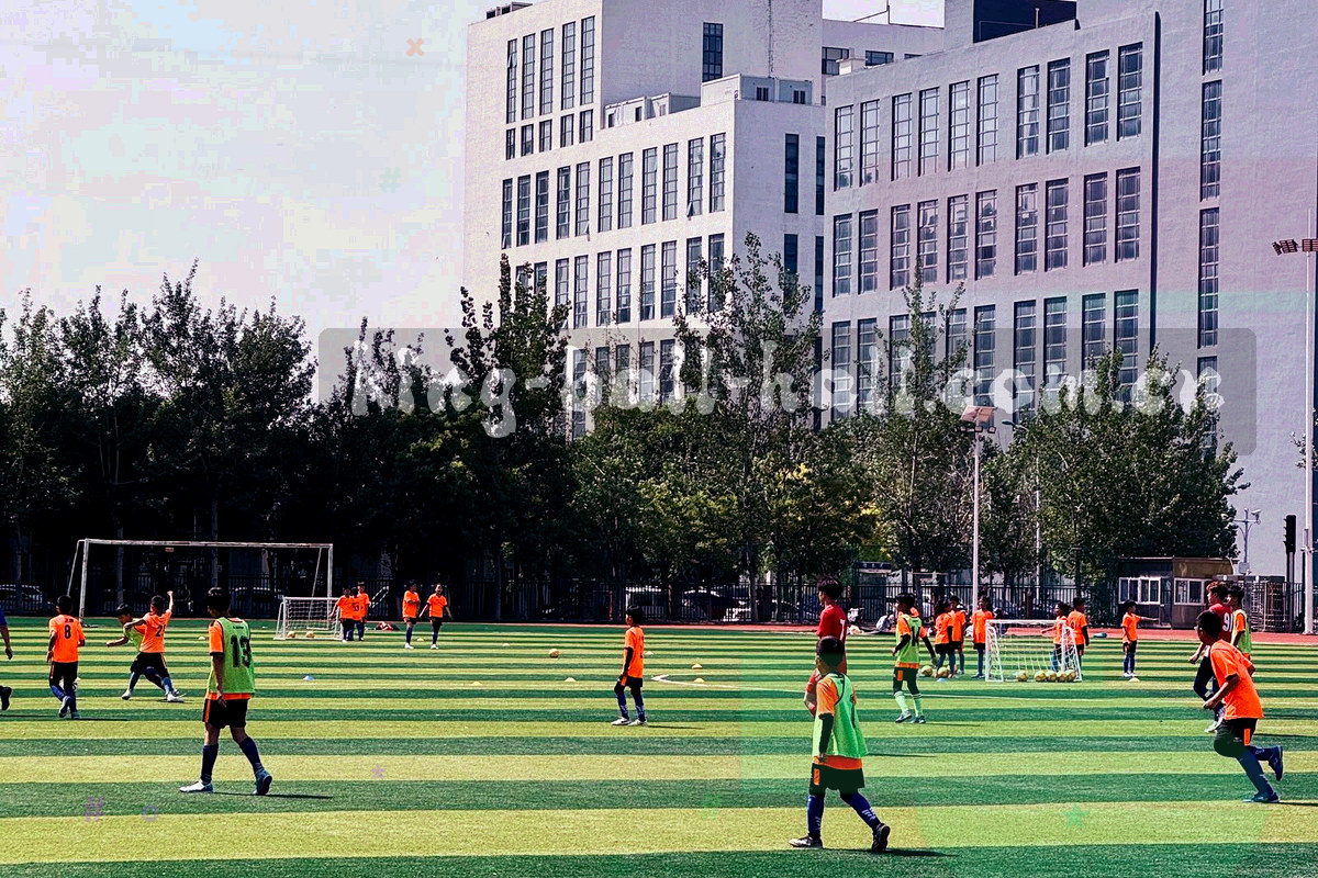 多屏剪辑工作台的暗调特写，屏幕上显示时间轴与数据图形，画面中没有可辨识的人物面部